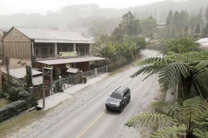Con una columna de ceniza que alcanzó unos 5.000 metros sobre el pico del volcán o unos 7.460 metros sobre el nivel del mar, informaron los medios locales