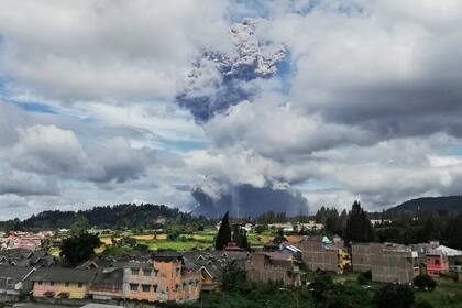 Se le pidió a las personas que viven junto a los ríos que se ubican cerca del volcán que estén al tanto de la posible lava caliente y fría que fluye hacia los ríos, mientras tanto rige el estado de alerta en la zona