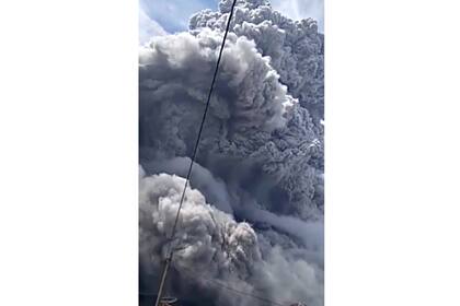 Se recomienda a los habitantes que mantengan limpios de cenizas los techos de las casas para evitar daños y colapsos en los mismos