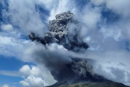 El monte Sinabung, ubicado en el distrito de Karo de la provincia de Sumatra del Norte en Indonesia, entró en erupción hoy lunes a las 10:16 am hora local