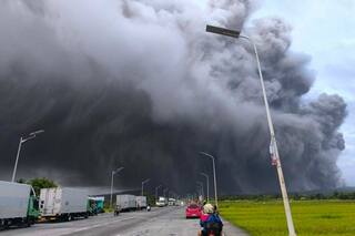 Un volcán expulsa ceniza en Filipinas y obliga a evacuar a más de 300 familias