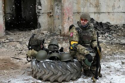 Un voluntario bielorruso descansa después del entrenamiento militar en la base de la Compañía Bielorrusa en Kiev, Ucrania