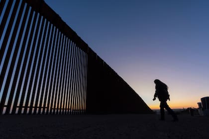 Un voluntario camina cerca del muro que separa a México de Estados Unidos, cerca de Jacumba Hot Springs, California, el 19 de enero del 2025. (AP foto/Gregory Bull)