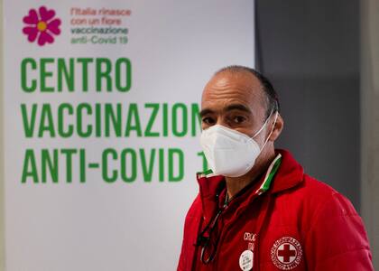 Un voluntario de la Cruz Roja, en un centro de vacunación Covid-19 ubicado en la estación Termini de Roma, el día de su presentación oficial, el 8 de marzo pasado