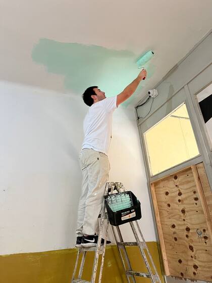 Un voluntario de la ONG pinta una habitación de un hogar