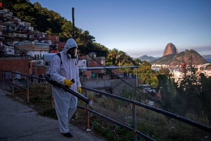 Desinfección en un barrio de Río de Janeiro