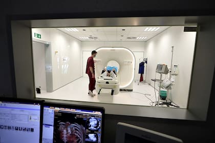 Un voluntario, durante una prueba médica en el Centro Nacional de Investigaciones Cardiovasculares de Madrid