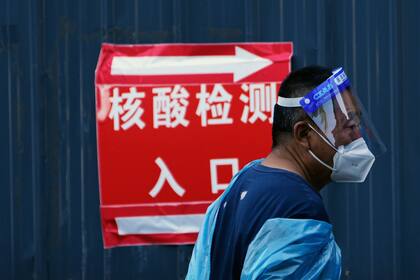 Un voluntario en un centro de testeo de Pekín