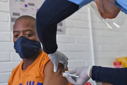 Un voluntario recibe la vacuna de Oxford en Sudáfrica. Confirmar la efectividad de la vacuna para prevenir infecciones requiere probarla en países con un alto número de casos.