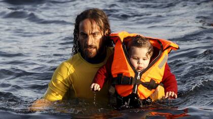 El momento en que un voluntario rescata al niño en el Egeo