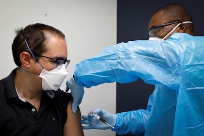 Un voluntario se somete a un estudio para testear una vacuna contra el coronavirus que se está desarrollando en Estados Unidos