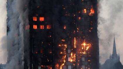 Un voraz incendio destruyó un edificio de 24 pisos en Londres, la policía, bomberos y rescatistas trabajan en el lugar
