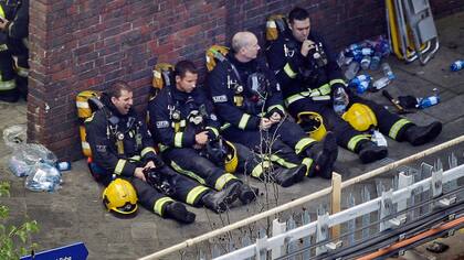 Un voraz incendio destruyó un edificio de 24 pisos en Londres, la policía, bomberos y rescatistas trabajan en el lugar
