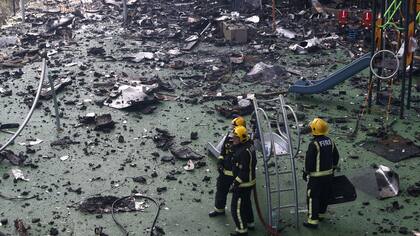Un voraz incendio destruyó un edificio de 24 pisos en Londres, la policía, bomberos y rescatistas trabajan en el lugar