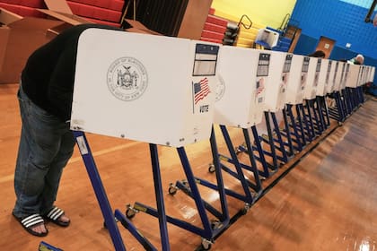 Un votante llena su boleta en un centro de votación, en Nueva York, el martes 4 de noviembre de 2025 (AP Foto/Richard Drew)
