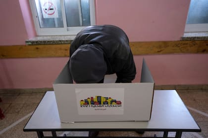 Un votante prepara su boleta en un colegio electoral durante las elecciones municipales de la ciudad de Ramala en Cisjordania, el 26 de marzo de 2022. (AP/Nasser Nasser)