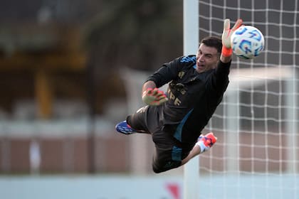 Un vuelo espectacular de Dibu, en un entrenamiento