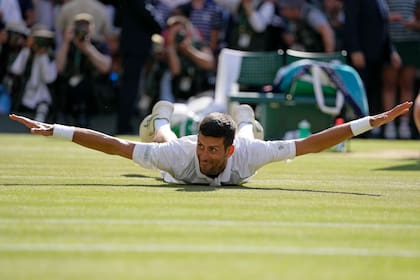 Un vuelo hacia la eternidad: la celebración de Djokovic en Wimbledon.