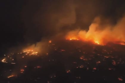 Un vuelo nocturno con drone ofrece una panorámica del desatre por los incendios en Hawái
