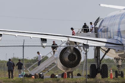 Llega el primer avión con argentinos deportados por el gobierno de Donald Trump - Image 3