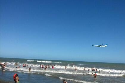 Un vuelo rasante de Aerolíneas para promocionar la compañía en la playa