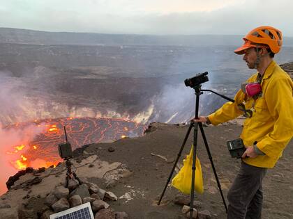 Un vulcanólogo norteamericano monitoreando la actividad del volcán