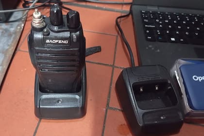 Un walkie talkie que usaban los detenidos para comunicarse (Prensa MPFCABA)