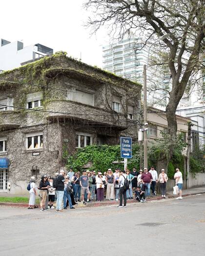 Un "walking tour" de turistas que pasan por la casa de la señora Auliso
