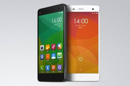 Un Xiaomi Mi4, con pantalla de 5 pulgadas, chip de cuatro núcleos, 3 GB de RAM, cámara de 13 megapixeles