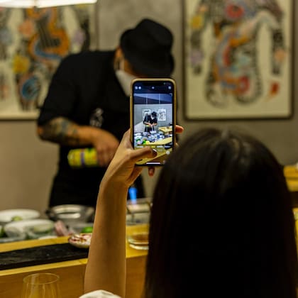 Una a una, cada pieza lleva su trabajo personalizado en Kuda Omakase