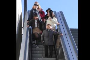 Una abuela se volvió viral por mostrarse fan de la última canción de Shakira (Captura video)