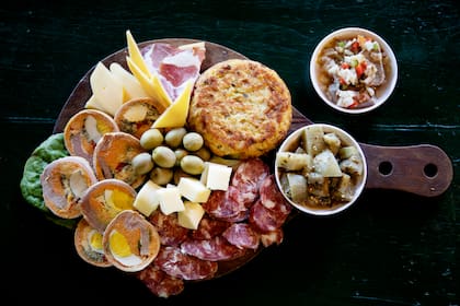 Una abundante picada artesanal en La Pituca de Biaus