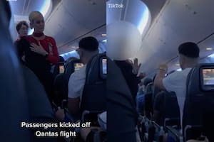 Una acalorada discusión dentro del avión se volvió viral por el comportamiento de un hombre hacia las azafatas