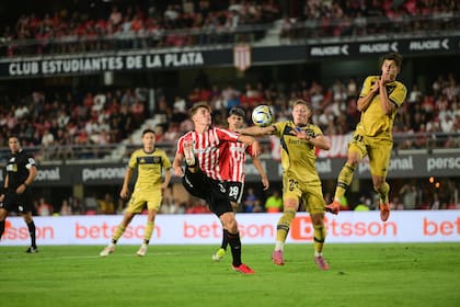 Una acción caliente de un partido que se jugó como una final