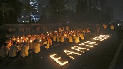Una acción con velas para conmemorar la Hora del Planeta en Indonesia