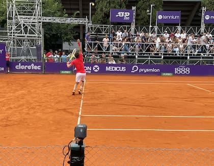 Una acción del ATP de Buenos Aires, con Juanma Cerúndolo y, a pocos metros, una de las 16 cámaras utilizadas para el sistema electrónico de los fallos
