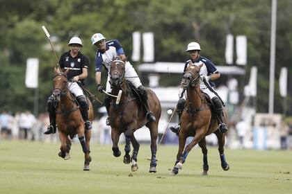 Una acción del partido, que La Dolfina dominó de principio a fin