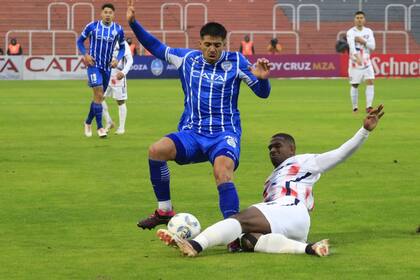 Una acción del poco juego que hubo en Godoy Cruz-San Lorenzo, suspendido por incidentes en las tribunas