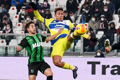 Una acrobacia de Paulo Dybala en el encuentro entre Juventus y Sassuolo
