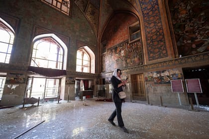 Una activista del patrimonio cultural revisa los daños en Chehel Sotoun