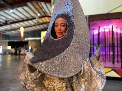 Una actriz caracterizada de Luna.