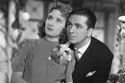 Una adolescente Mirtha Legrand y Juan Carlos Thorry en una escena de la comedia cinematográfica Los martes, orquídeas