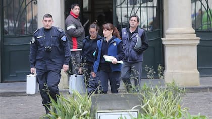 Una adolescente se pegó un tiro en la cabeza en plena clase en el Colegio Nacional de La Plata, la policía realizó pericias en el lugar