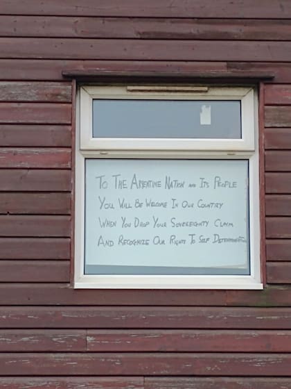Una advertencia a los argentinos en una casa de Malvinas