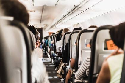 Una aerolínea bajó del avión a un hombre que expulsó gases en una pelea con otros pasajeros