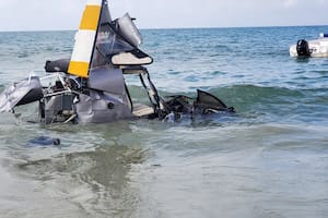 Cayó un helicóptero con tres personas en una playa de Brasil