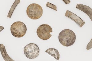 Hallan una antigua “alcancía” vikinga con monedas de 1000 años