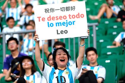 Una aficionada levanta un cartel para saludar a Messi, en Pekín. Los indonesios no tendrán esa oportunidad