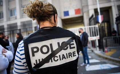 Una agente de la policía francesa. (AFP/Clement MAHOUDEAU)