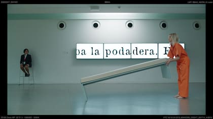 Una agresiva performance de una artista encarnada por Milena Smit; detrás, el "Quijote" completo para leer en el museo